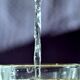 Wasserglas mit Wasserstrahl von oben
