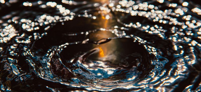 Wasser mit Wasserstrudel und Lichteinfall